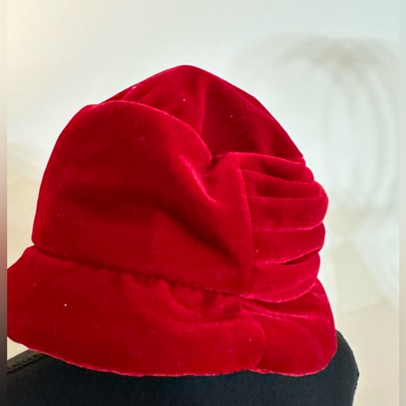 Red Hat Feels Like Velvet W/Buttons - Picture 3 of 11